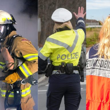 Feuerwehrmann, Polizeibeamtin und Frau in Arbeitskleidung stehen nebeneinander.